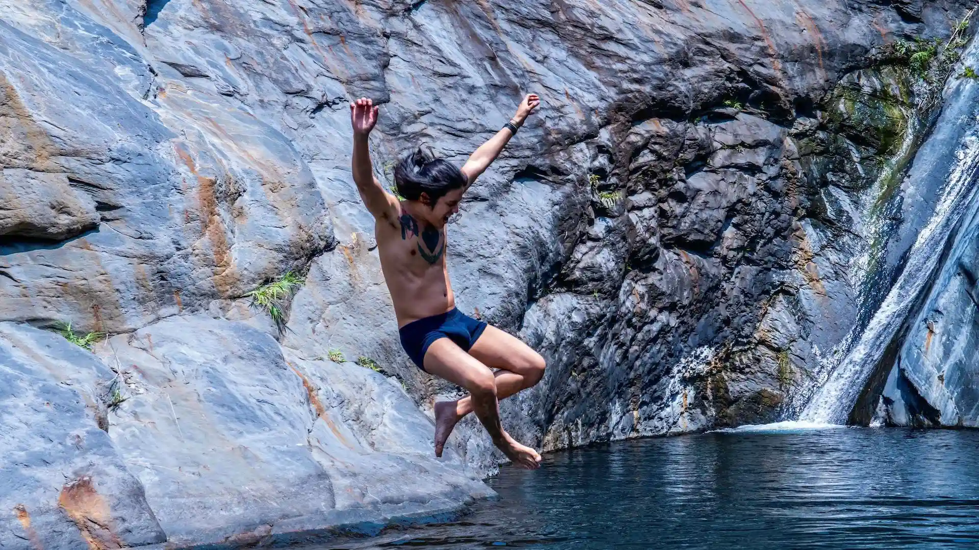 Backdrop phim Bão đang đến gần