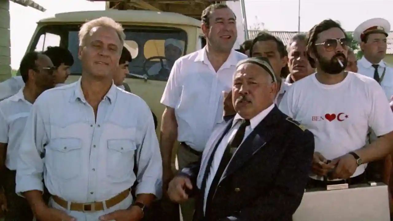 Backdrop phim Đám đông đỏ