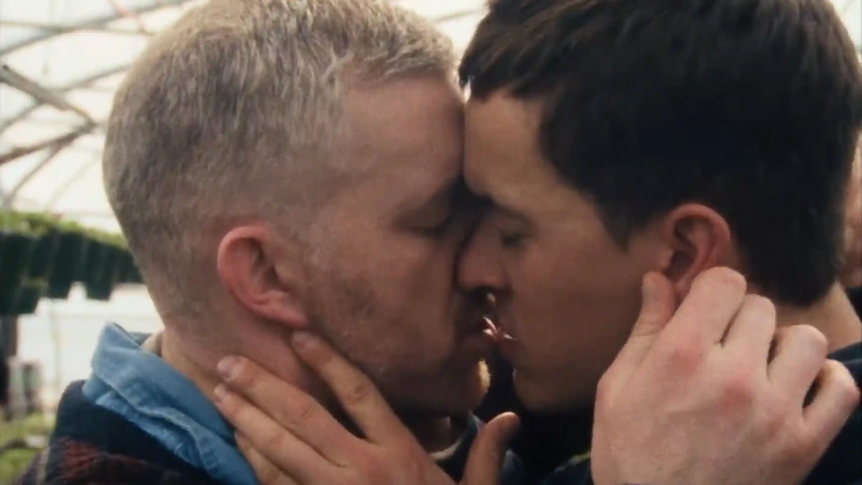 Dưới Lớp Vỏ Bọc