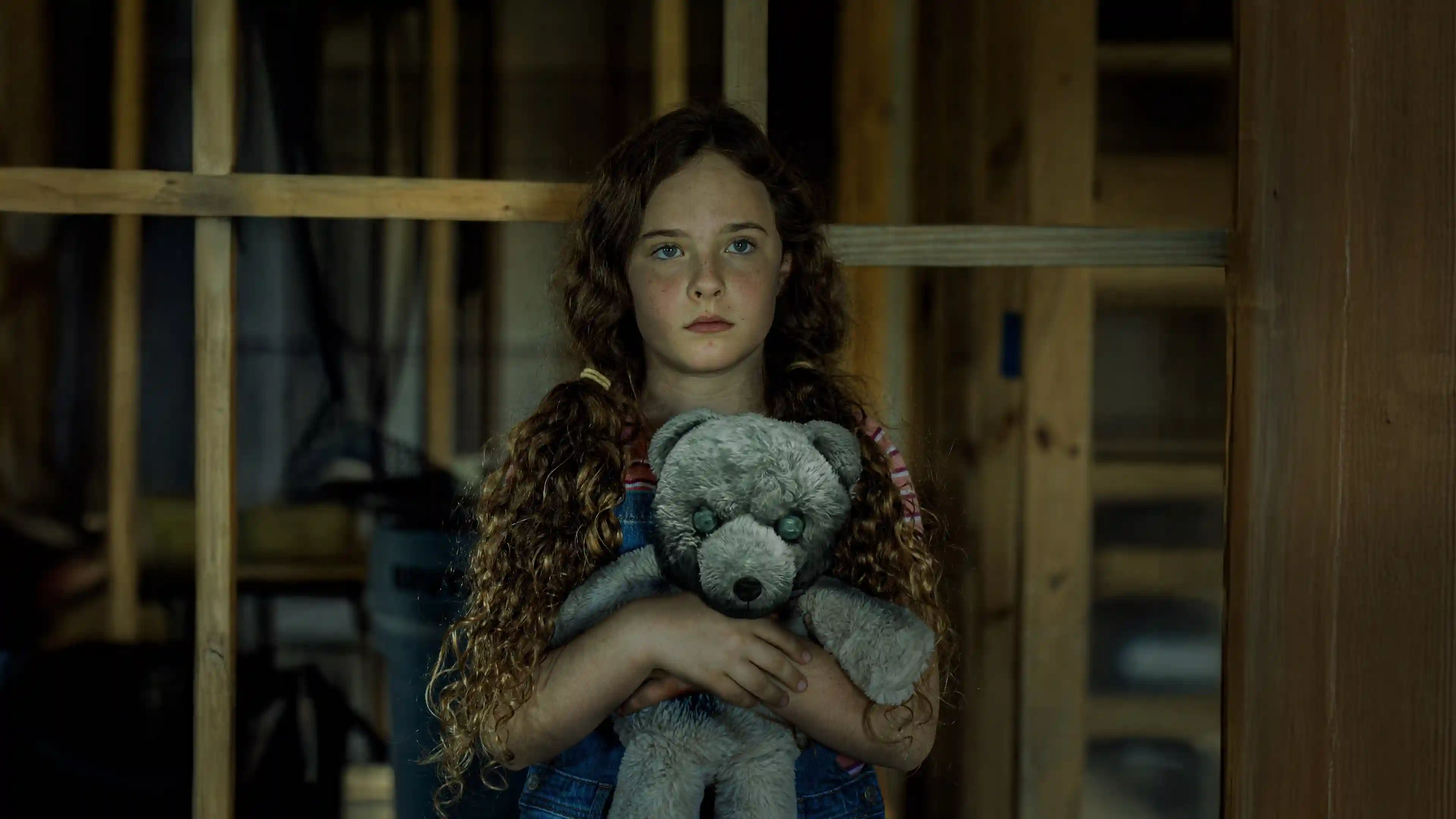 Backdrop phim Holy Ghost