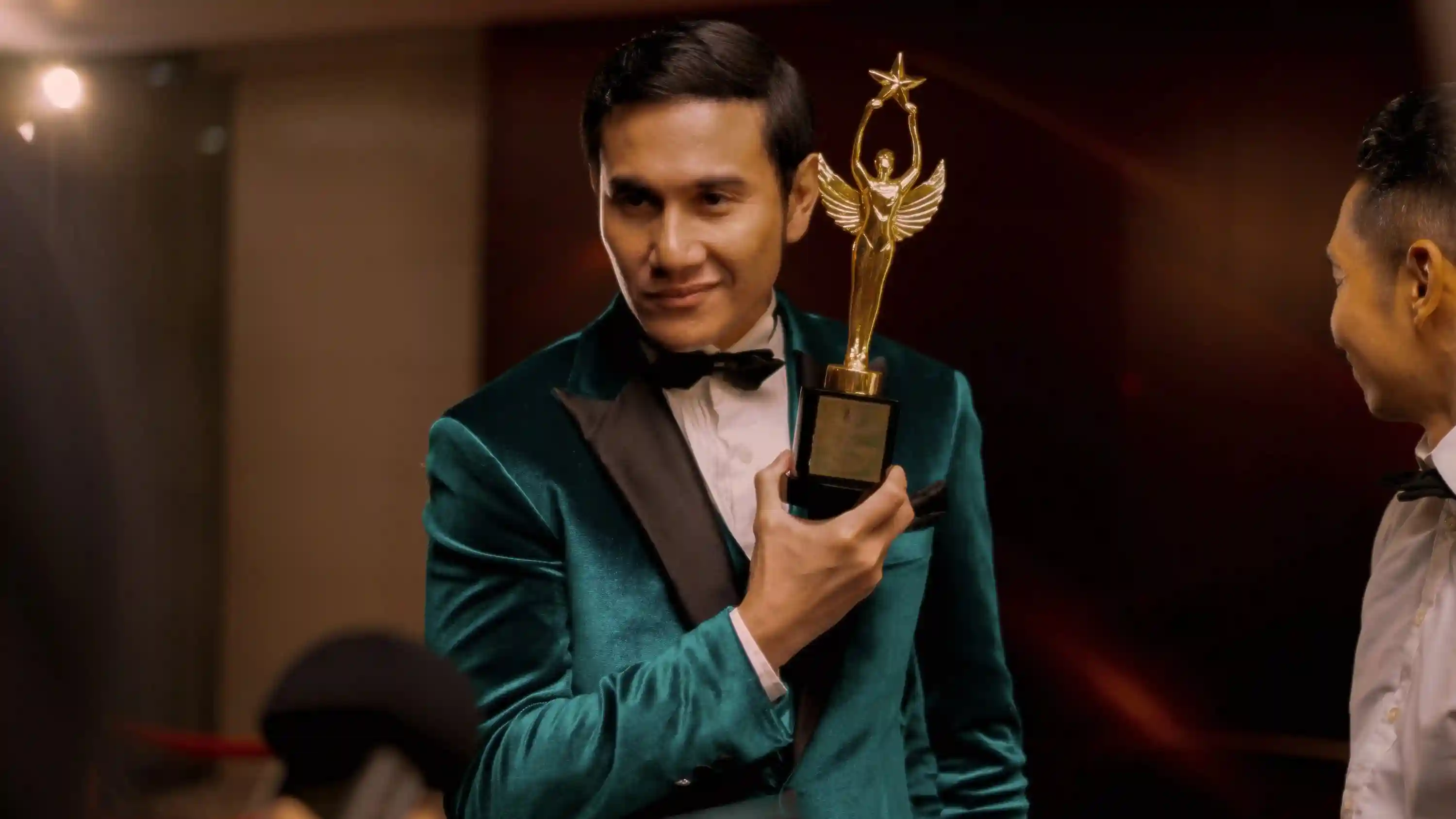 Backdrop phim Lạc Trong Hào Quang