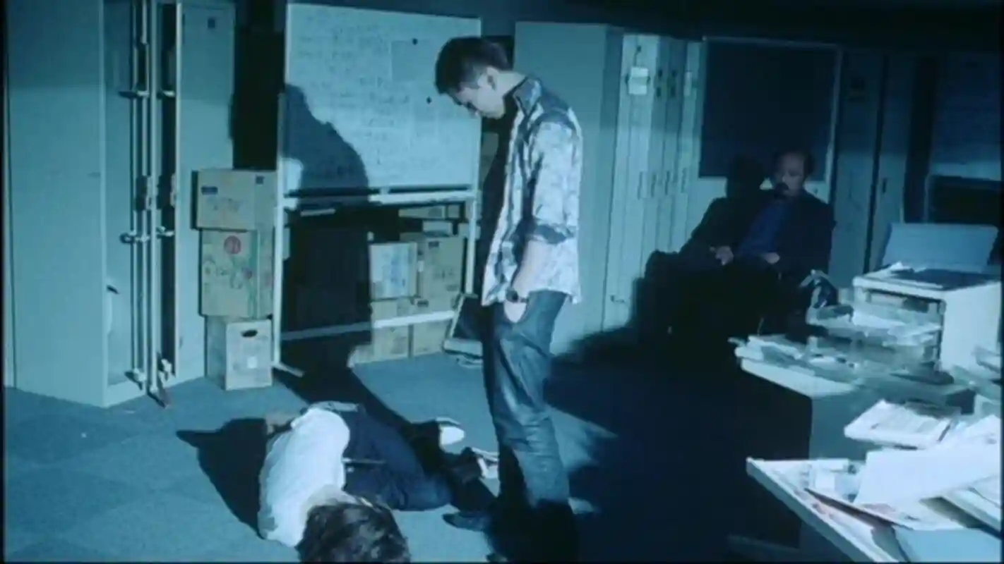 Backdrop phim Màu đen ngây thơ